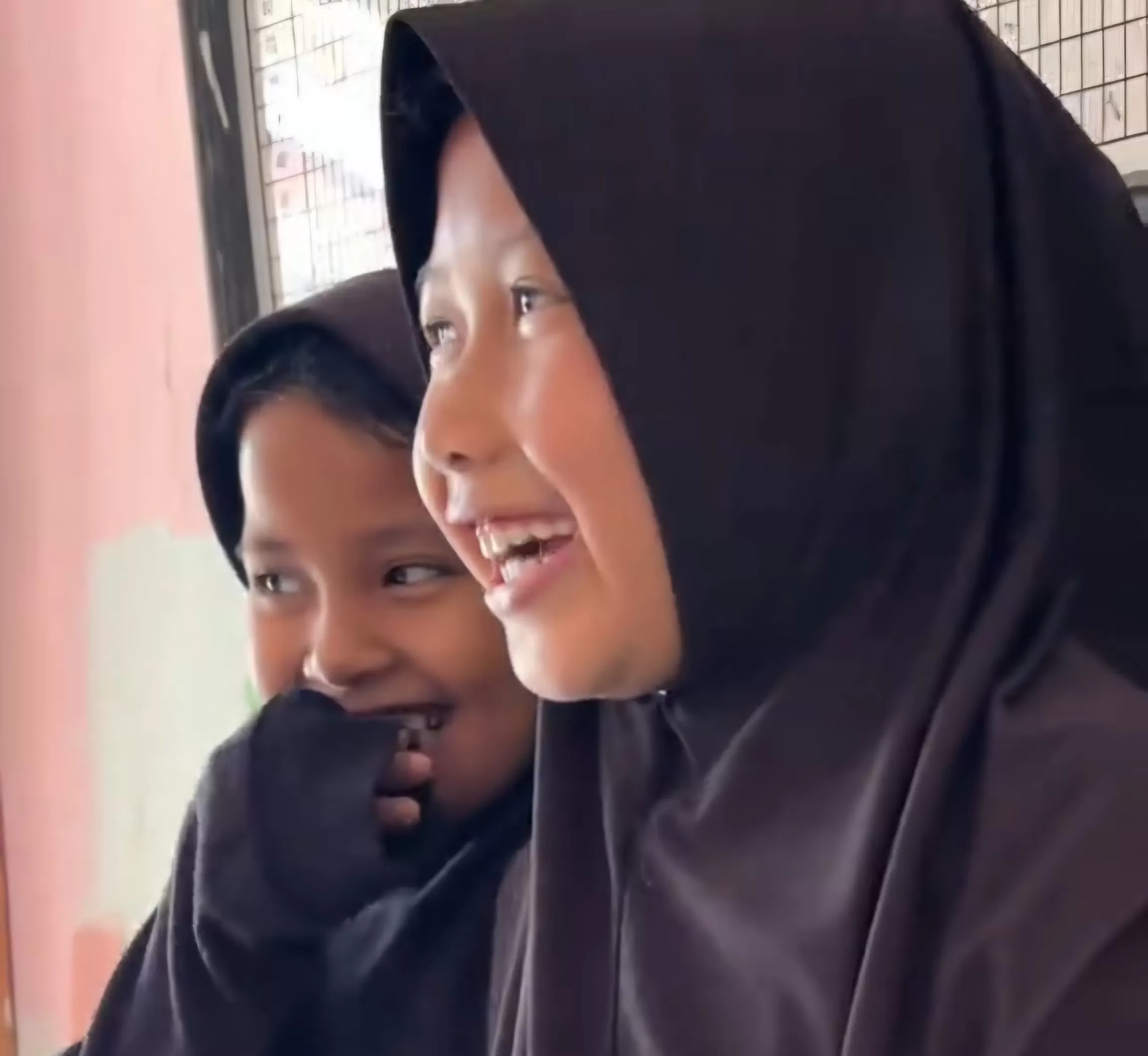 seorang siswa SDN 2 Blangpegayon saat menyanyikan lagu &ldquo;Wasiat Cintaku&rdquo; viral di media sosial.(Foto. Istagram/@Peteri_Gayo)