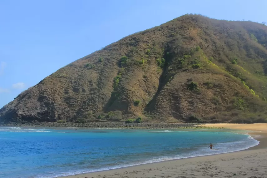 Pantai Mawun Lombok, Pesona Pasir Putih dan Laut Biru yang Diapit Perbukitan Hijau (ilustrasi)