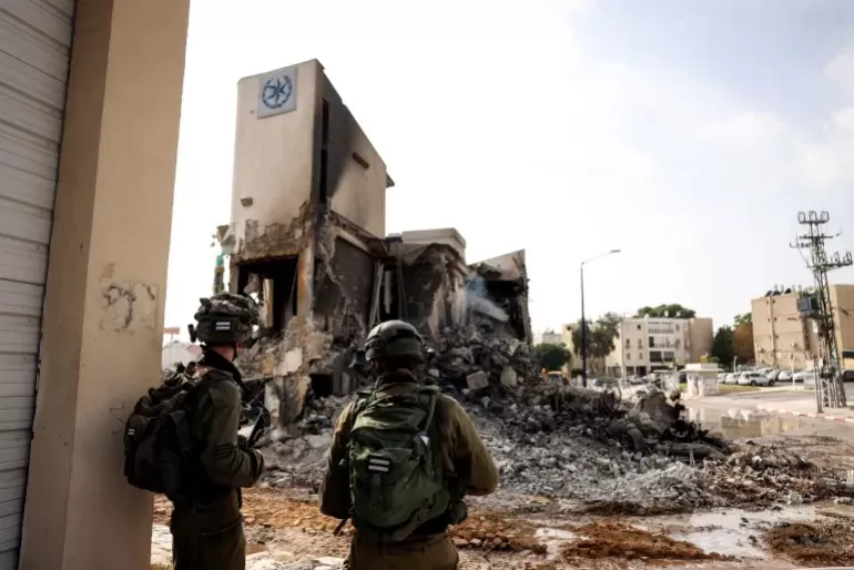 Tentara Israel melihat sisa-sisa kantor polisi yang merupakan lokasi pertempuran menyusul infiltrasi massal oleh penyerang Hamas dari Jalur Gaza, di Sderot (Ronen Zvulun/Reuters)