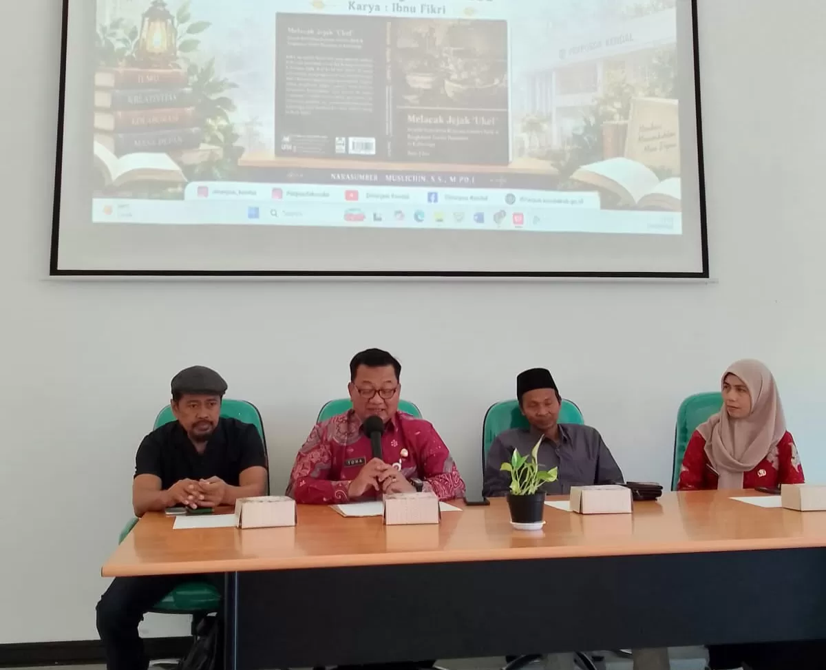 Pemateri menyampaikan ulasan dalam bedah buku Melacak Jejak UKEL karya Ibnu Fikri di Aula Perpustakaan Daerah Kabupaten Kendal, Selasa (15/9/2026). Diskusi mengupas perjalanan sejarah Kaliwungu. (inspiratifonline.com/dok. inspira)