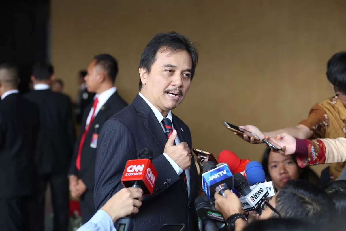 Foto Roy Suryo saat diwawancarai awak media. (inspiratifonline.com/dok. Istimewa)