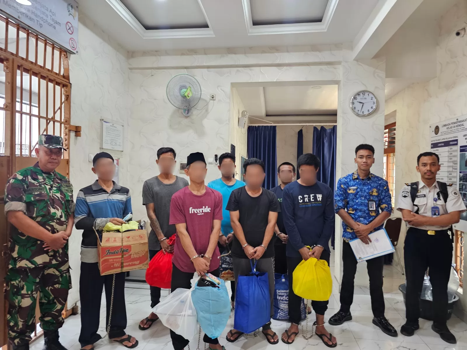 Petugas Lapas Kelas IIA Kendal bersama personel pengamanan berfoto bersama sebelum pelaksanaan pemindahan tujuh warga binaan menuju Lapas Pemuda Kelas IIB Plantungan, Kamis (17/9/2026). (inspiratifonline.com/dok. inspira)