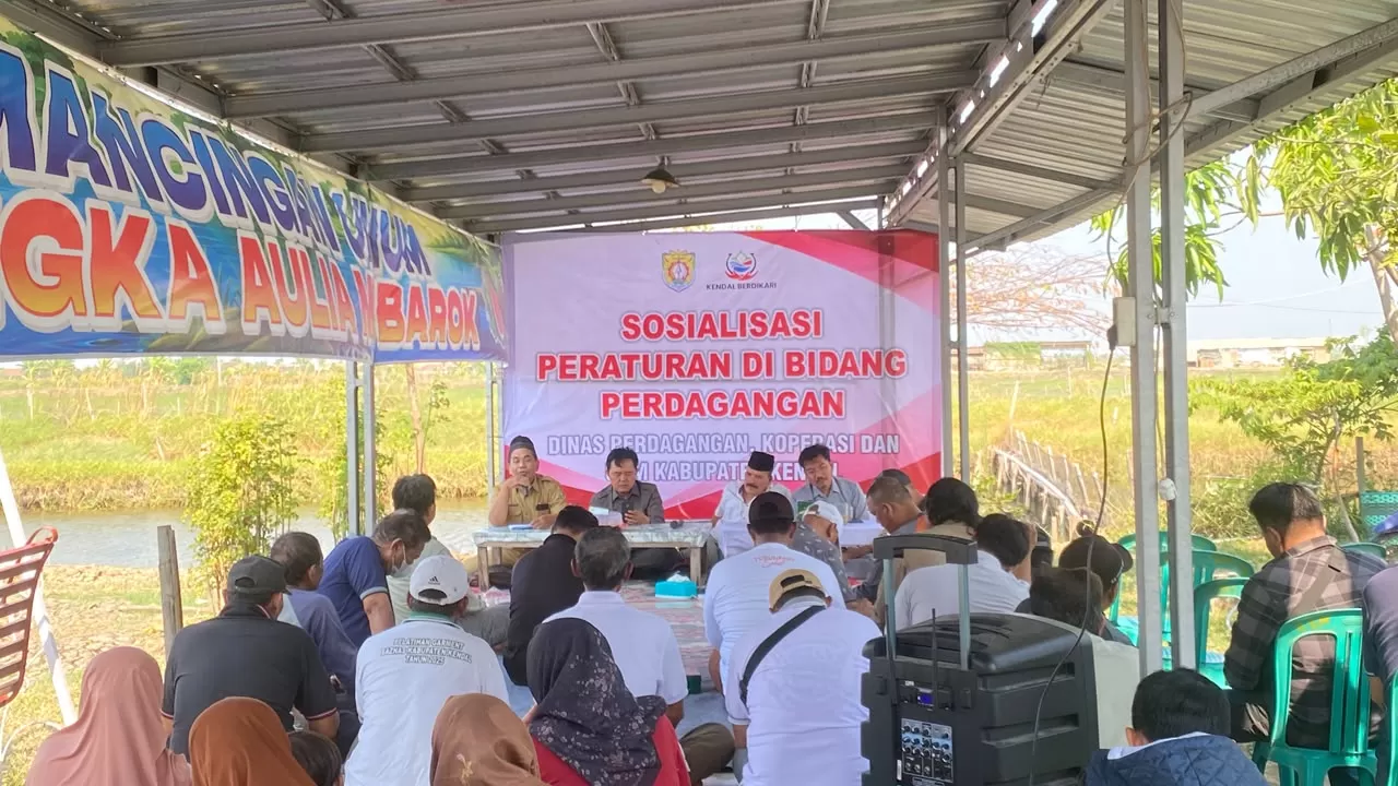 DPRD Kendal bersama Dinas Perdagangan, Koperasi dan UMKM memberikan penjelasan terkait aturan perdagangan dan persoalan harga LPG 3 kilogram dalam kegiatan sosialisasi di Brangsong, Kendal.  (inspiratifonline.com/dok. inspira)