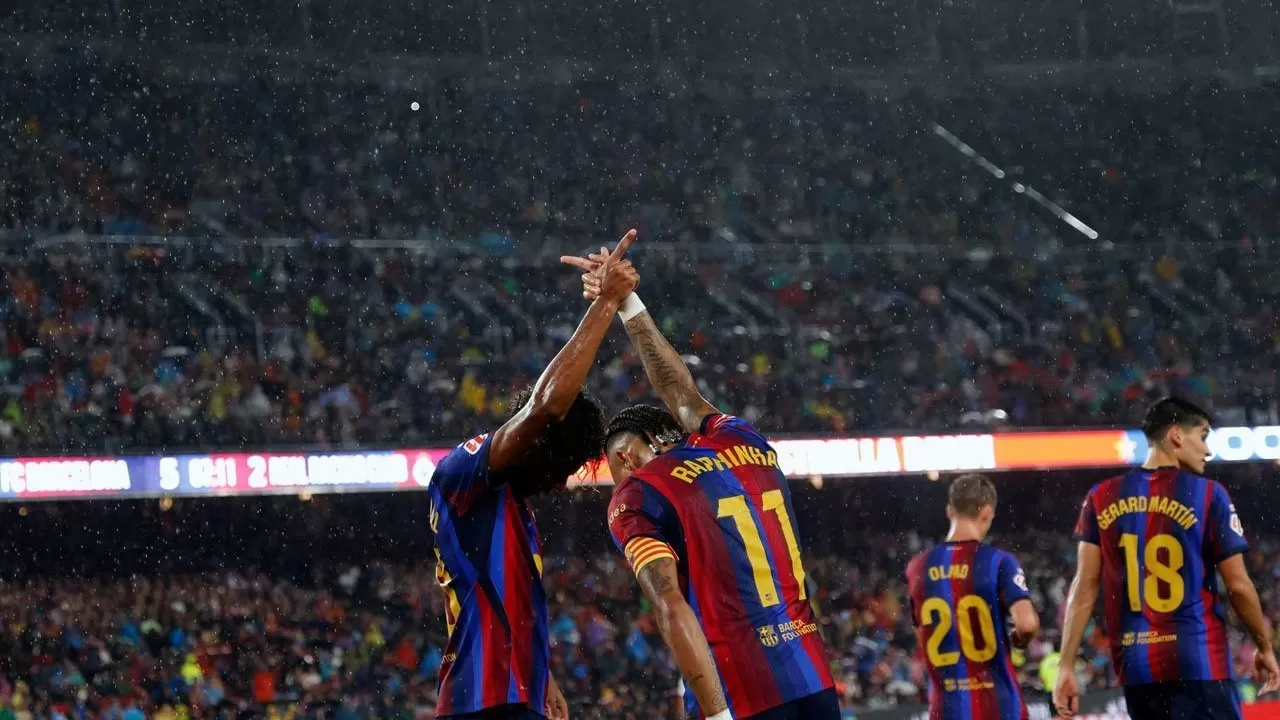 Raphinha merayakan gol bersama Lamine Yamal dalam laga Barcelona kontra Racing Santander di La Liga Spanyol, Barcelona, Rabu (16/9/2026).  (inspiratifonline.com/dok. Istimewa)