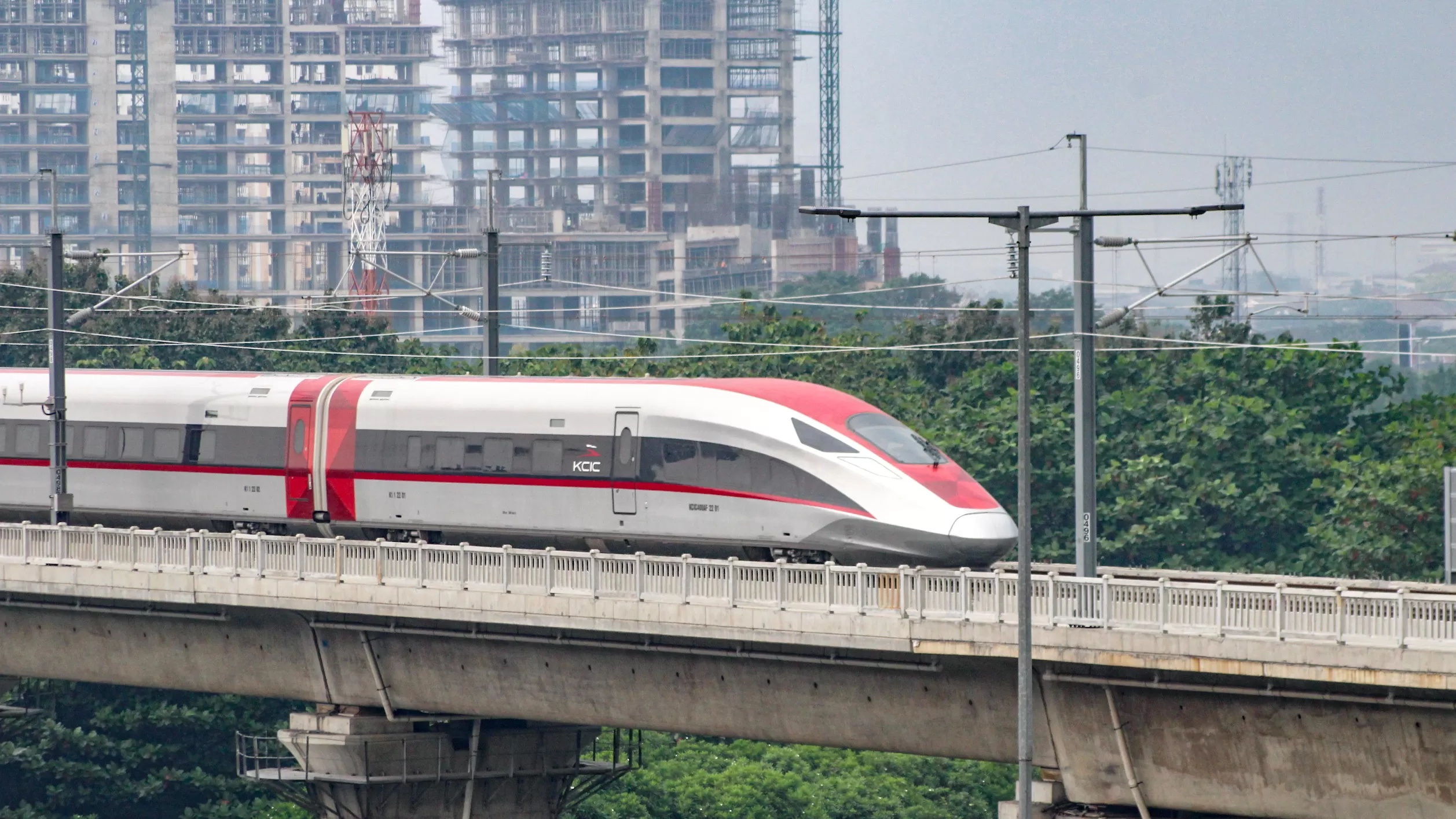 Terlihat kereta whoosh sedang melaju. (inspiratifonline.com/dok. Istimewa)