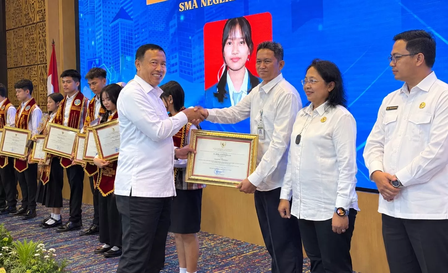 Penyerahan penghargaan Pembina Terbaik I Nasional 2026 kepada Dishub Jateng di Kemenhub, Jakarta. (inspiratifonline.com/dok. Pemprov Jateng)