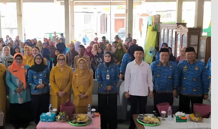 Bupati Kendal bersama peserta dan jajaran penyelenggara berfoto bersama usai pelatihan pengolahan tempe di Balai Desa Bulugede, Kecamatan Patebon, Kamis (17/9/2026). (inspiratifonline.com/dok. inspira)