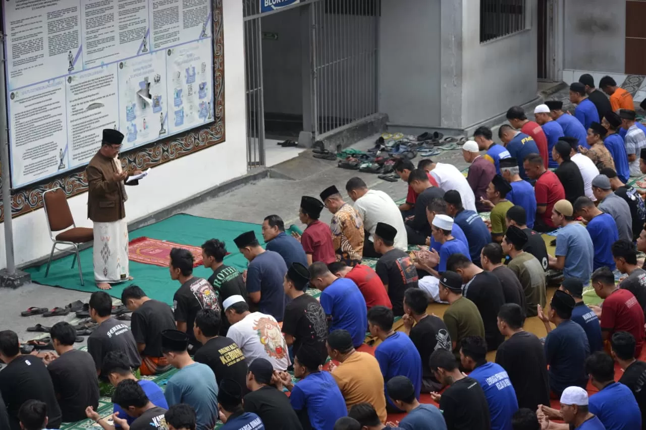 eorang khatib menyampaikan khutbah Shalat Istisqa' di Masjid Al-Huda Lapas Kendal, sementara petugas dan warga binaan menyimak dengan khusyuk. (inspiratifonline.com/dok. inspira)