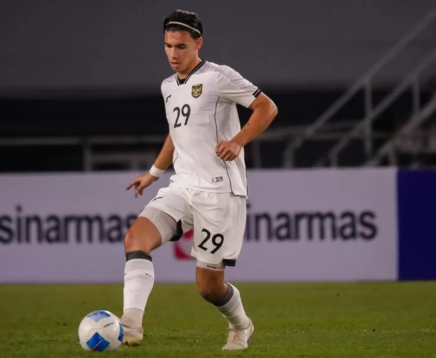 Dion Markx berduel dengan pemain lawan dalam pertandingan bersama Timnas Indonesia, menunjukkan aksinya di lini pertahanan pada laga internasional. (inspiratifonline.com/dok. Istimewa)