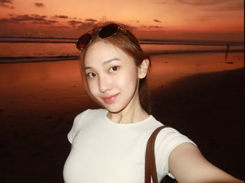 Potret selfie berlatar matahari terbenam jingga yang indah. (inspiratifonline.com/dok. Istimewa)