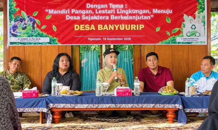 Bupati Kendal Dyah Kartika Permanasari menerima dan menyimak aspirasi warga terkait persoalan lingkungan dan normalisasi Kali Penut dalam kegiatan Bersatu Siaga di Desa Banyu Urip, Kecamatan Ngampel. (inspiratifonline.com/dok. Istimewa)