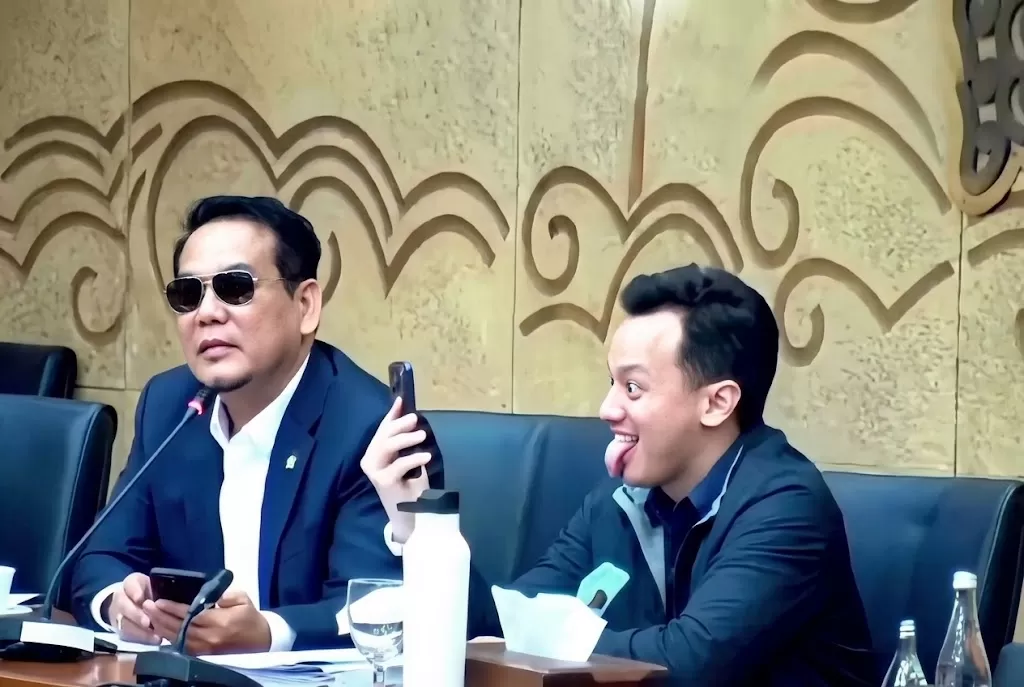 Momen Moreno Soeprapto melakukan video call sambil tersenyum dan menjulurkan lidah saat RDP Komisi XII DPR RI bersama MIND ID. (inspiratifonline.com/dok. Istimewa )