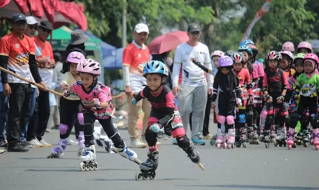 Atlet cilik saat mengikuti perlombaan sepatu roda dalam Kendal Open Sepatu Roda 2026 di Stadion Kebondalem, Kendal, Minggu (20/9/2026).  (inspiratifonline.com/dok. Inspira)