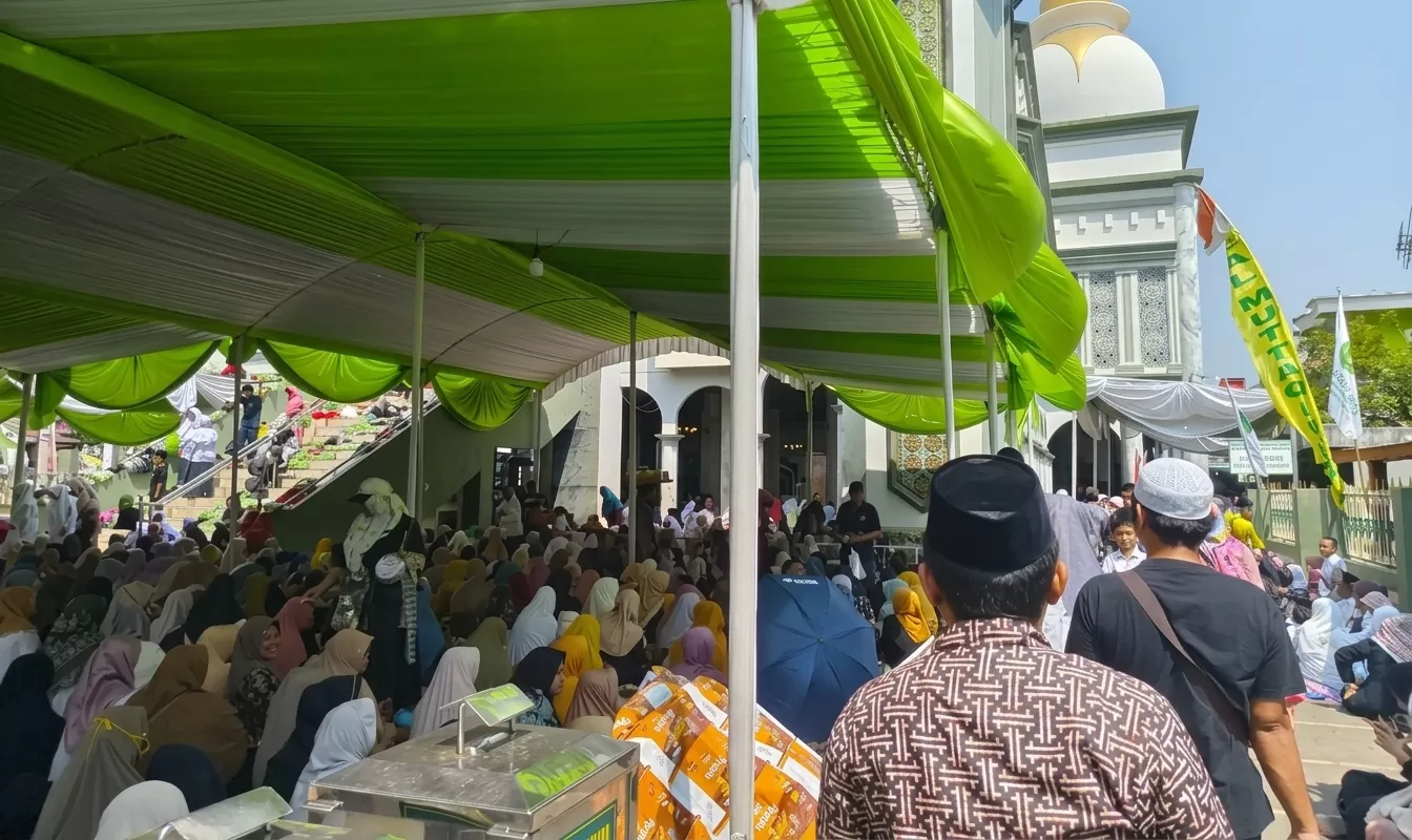 Ribuan jamaah padati Masjid Al-Muttaqin Kaliwungu. Warga antusias bersedekah demi ngalap berkah. (inspiratifonline.com/dok. Haini)