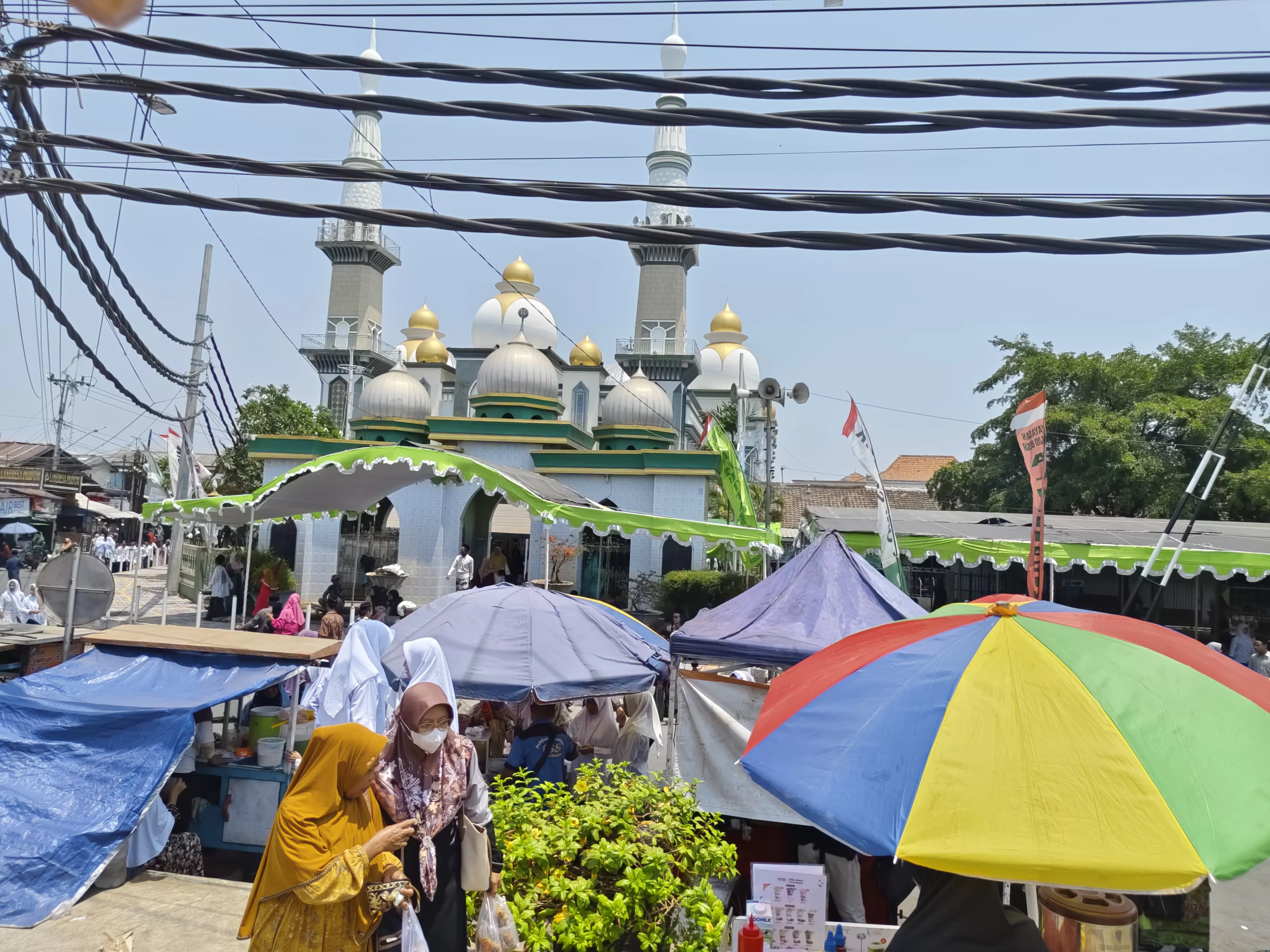 Suasana pedagang UMKM di sekitar Masjid Besar Al Muttaqin Kaliwungu saat Khaul Akbar, Minggu (20/9/2026). (inspiratifonline.com/dok. Inspira)