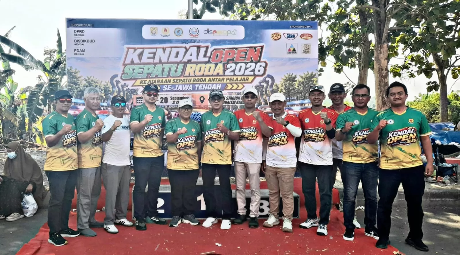 Foto bersama panitia dan pejabat di ajang Kendal Open Sepatu Roda 2026. (inspiratifonline.com/dok. Istimewa)