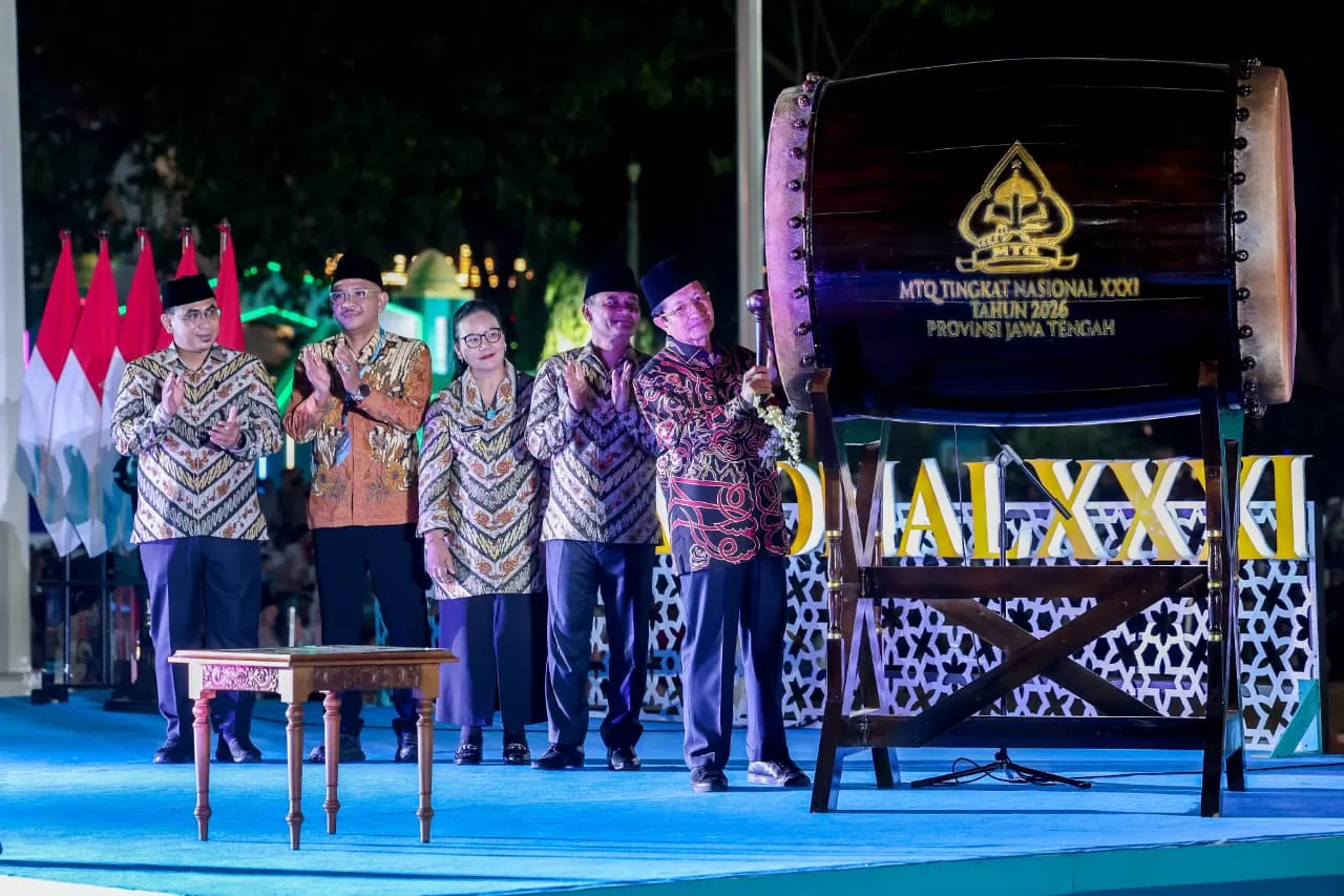 Menteri Agama Nasaruddin Umar bersama Gubernur Jawa Tengah Ahmad Luthfi menabuh bedug saat prosesi penutupan MTQ Nasional XXXI 2026 di Kota Semarang.  (inspiratifonline.com/dok. Istimewa)