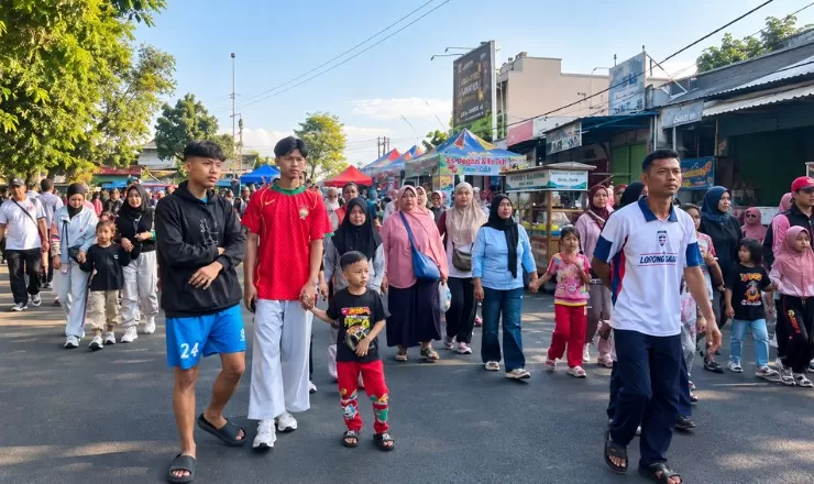 Warga melakukan olahraga ringan sambil menikmati suasana Car Free Day dan membeli aneka produk UMKM lokal di kawasan Bundaran Sukorejo, Kendal.  (inspiratifonline.com/dok. Inspira)