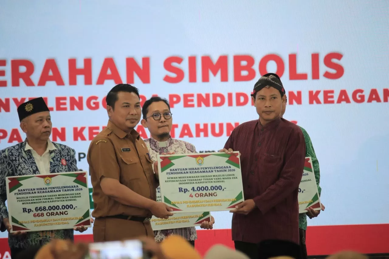 Kepala Dinas Pendidikan dan Kebudayaan Kabupaten Kendal Yanuar Fatoni menyerahkan simbolis hibah tenaga pendidik dan kependidikan kepada perwakilan penerima di Pendopo Kendal, Senin (21/9/2026). (inspiratifonline.com/dok. Inspira)