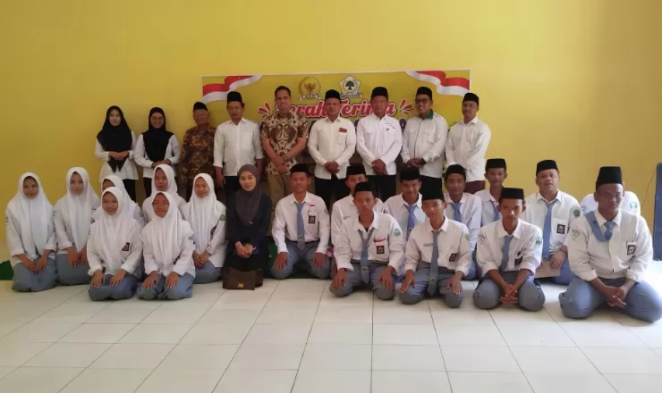 Firnando H. Ganinduto berfoto bersama para siswa MA Sabilunnajah Kendal usai penyerahan bantuan pembangunan gedung kelas baru. (inspiratifonline.com/dok. Inspira)