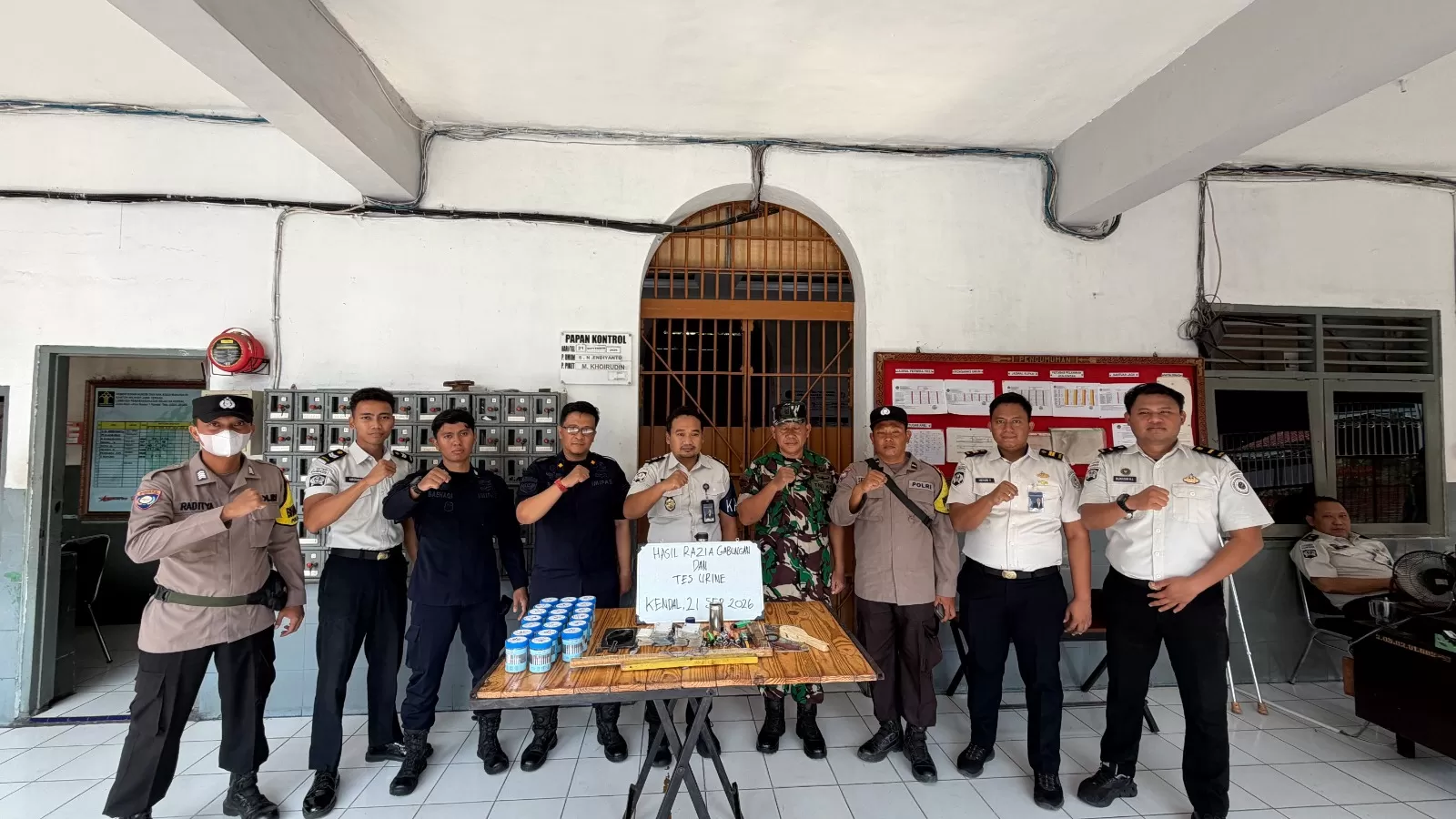 Petugas Lapas Kendal bersama TNI-Polri berfoto bersama usai pelaksanaan tes urine warga binaan sebagai bagian dari upaya deteksi dini penyalahgunaan narkoba. (inspiratifonline.com/dok. Inspira)