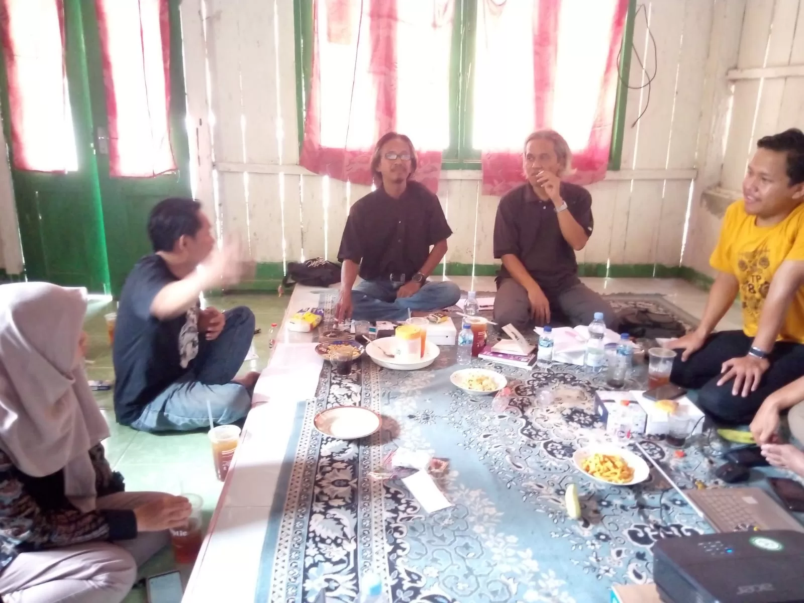 Dewan juri Festival Teater Pelajar Piala Sri Murtono 2026 berdiskusi dan melakukan penilaian untuk menentukan lima kelompok yang berhak melaju ke babak final. (inspiratifonine.com/dok. Emma Wijayanti)