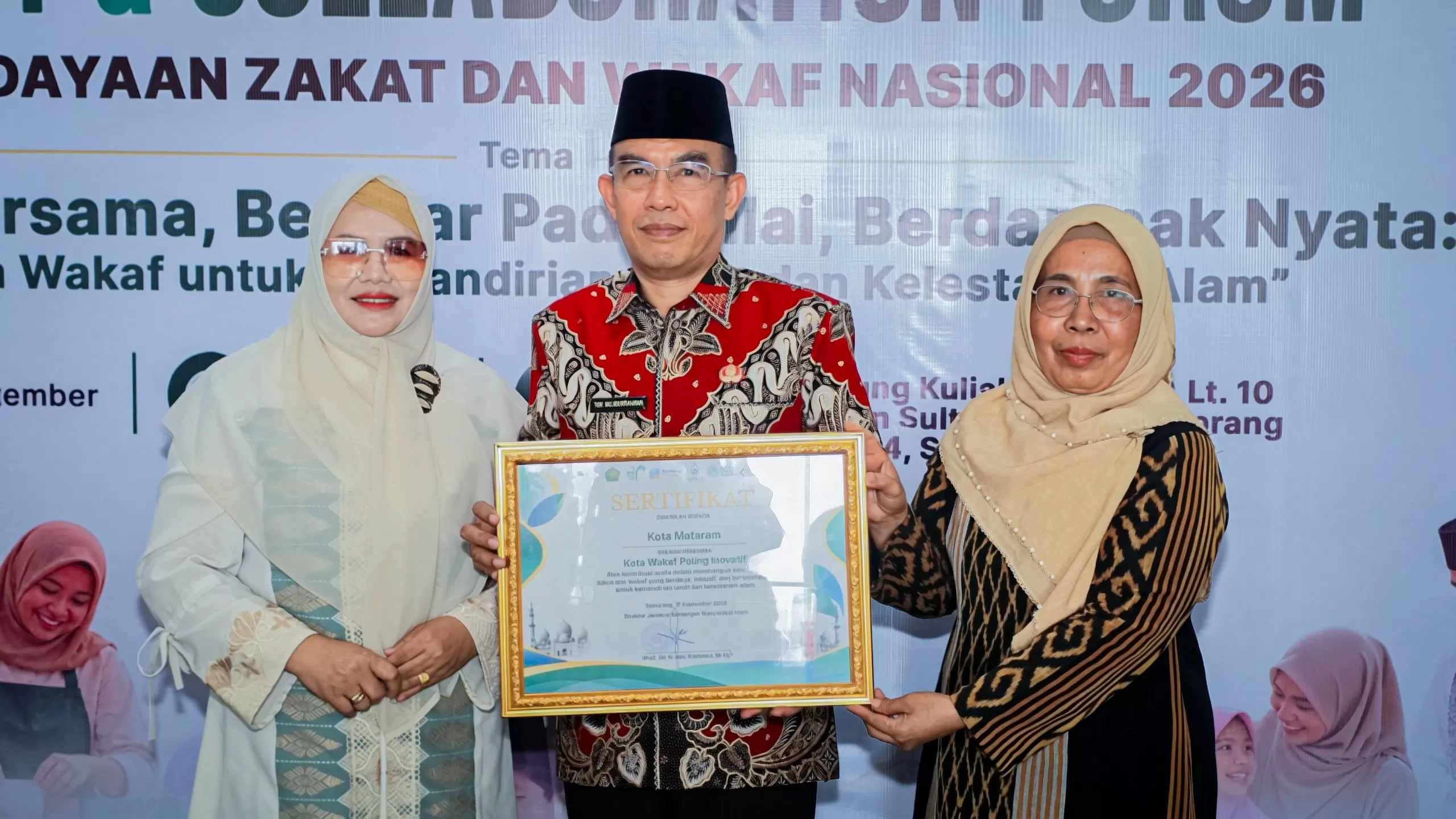 Wakil Wali Kota Mataram TGH Mujiburrohman menerima penghargaan mewakili Kota Mataram.  (Kominfo )