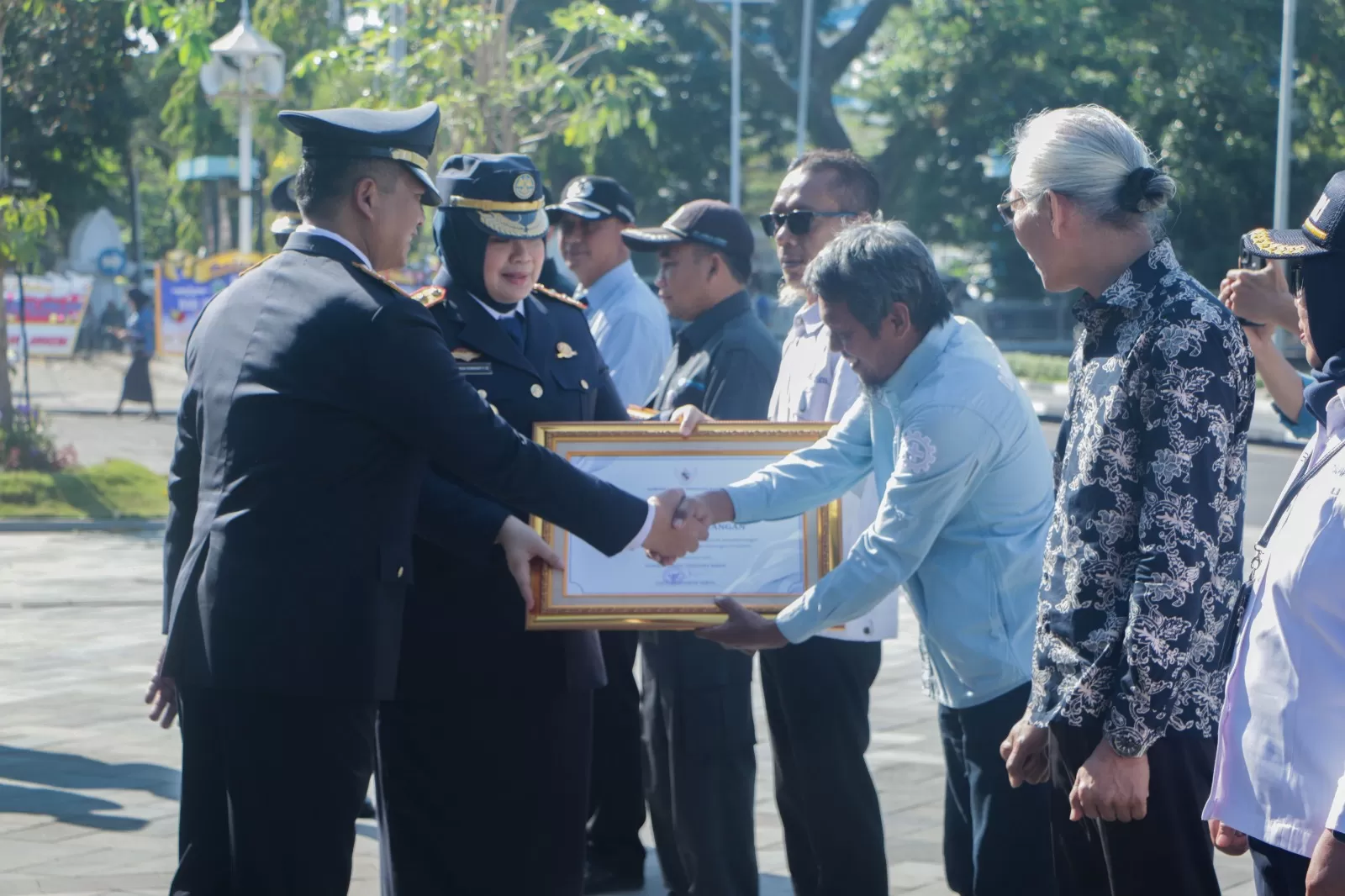 Gubernur NTB Lalu Muhamad Iqbal saat memberikan penghargaan pada sejumlah perusahaan layanan transportasi. (Diskominfo)