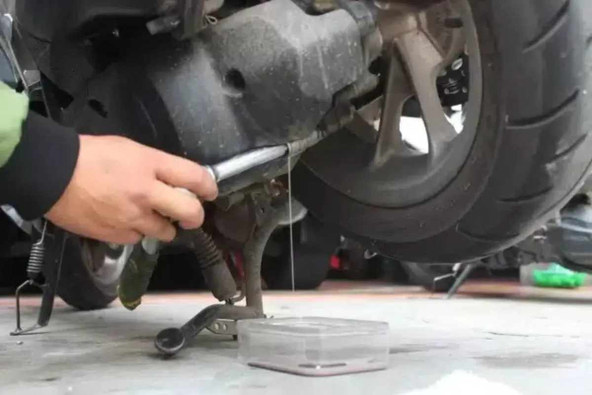 ini waktu yang tepat ganti oli gardan motor matic/foto astraotoshop