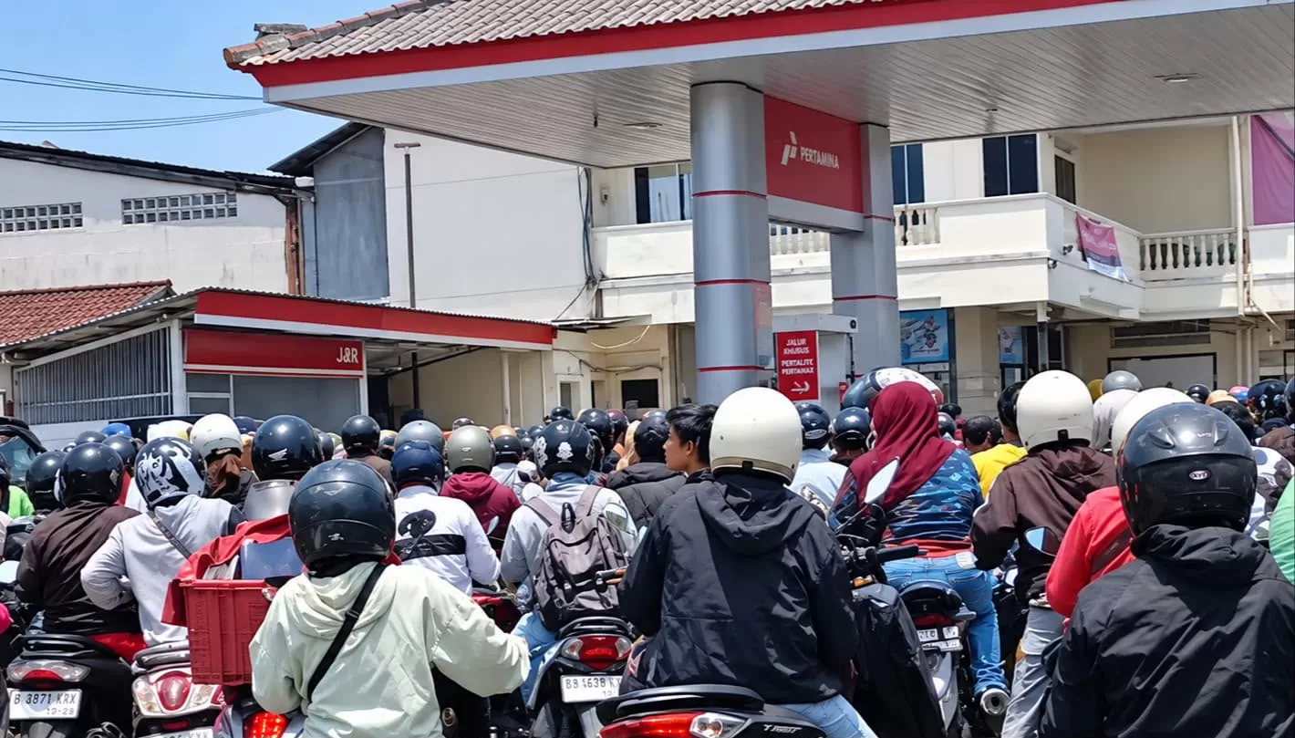Ilustrasi pengisian BBM di SPBU. Warga Bali mengungkap Pertalite, Pertamax hingga Pertamax Turbo sulit ditemukan (TikTok/@om_enggar)