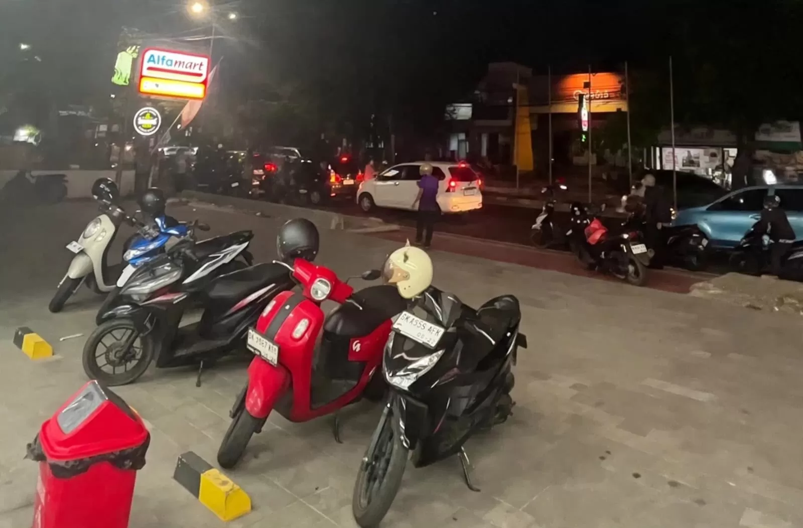 Antrean kendaraan untuk mendapatkan BBM di Bali disebut menutup akses menuju Alfamart. Seorang pegawai mengeluhkan kondisi tersebut (Ig/anisatkar)