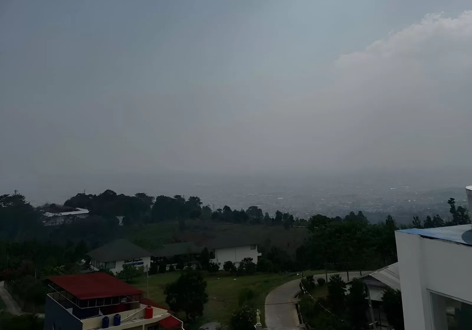 BMKG mendeteksi sebaran asap karhutla dari Sumatra dan Kalimantan telah mencapai Jakarta, Banten hingga Jawa Barat (Threads/ananda_ng).