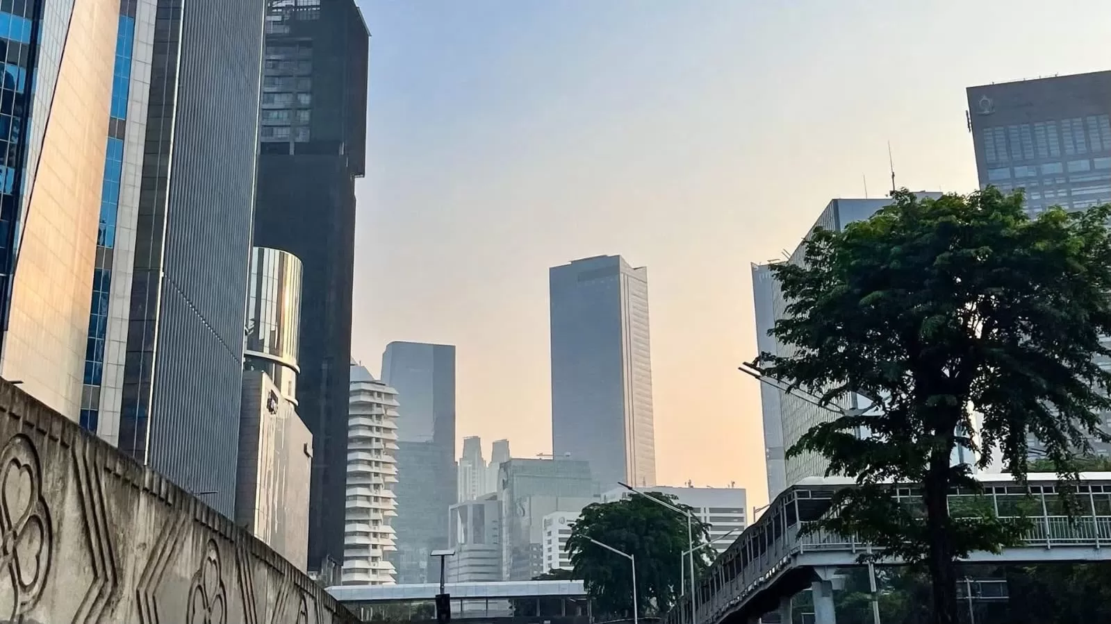 Asap karhutla yang sempat terpantau memasuki atmosfer Jabodetabek kini mulai menjauh berdasarkan pemantauan BMKG (Threads/galangputran).