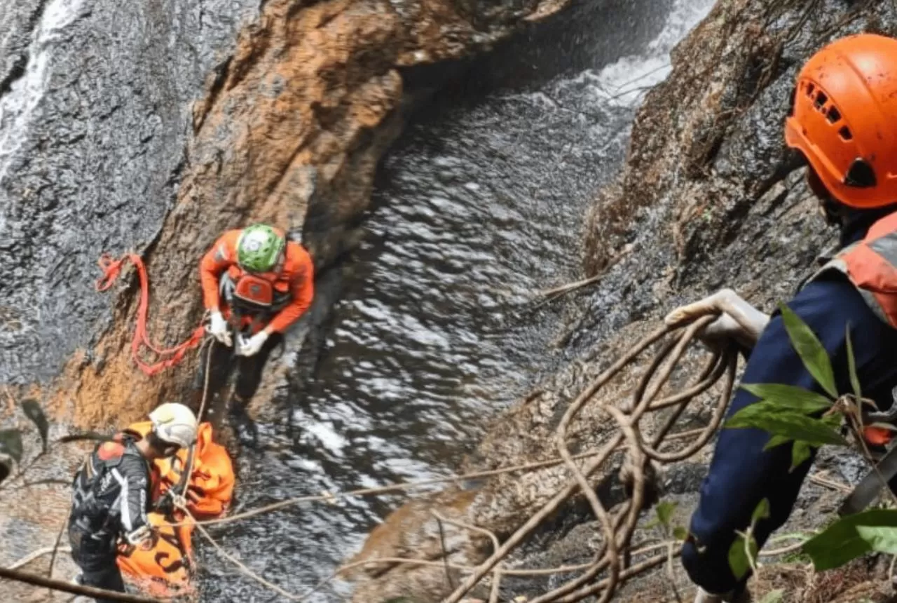 Tim SAR gabungan melakukan proses evakuasi terhadap wanita yang terjatuh di Air Terjun Robo, Harau, Sumatera Barat. (Dok. Humas SAR Padang)