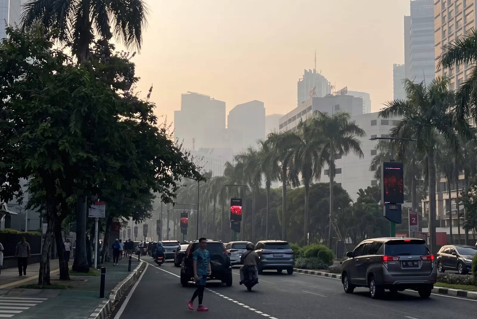 Foto kondisi Jakarta dipenuhi kabut asap yang diduga berkaitan dengan karhutla. (Foto: Threads/iceberaskencur)