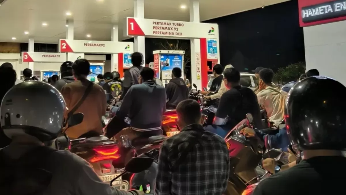 Antrean warga yang mengular di sejumlah SPBU Pertamina di Bali. (Threads/dimassuryah)