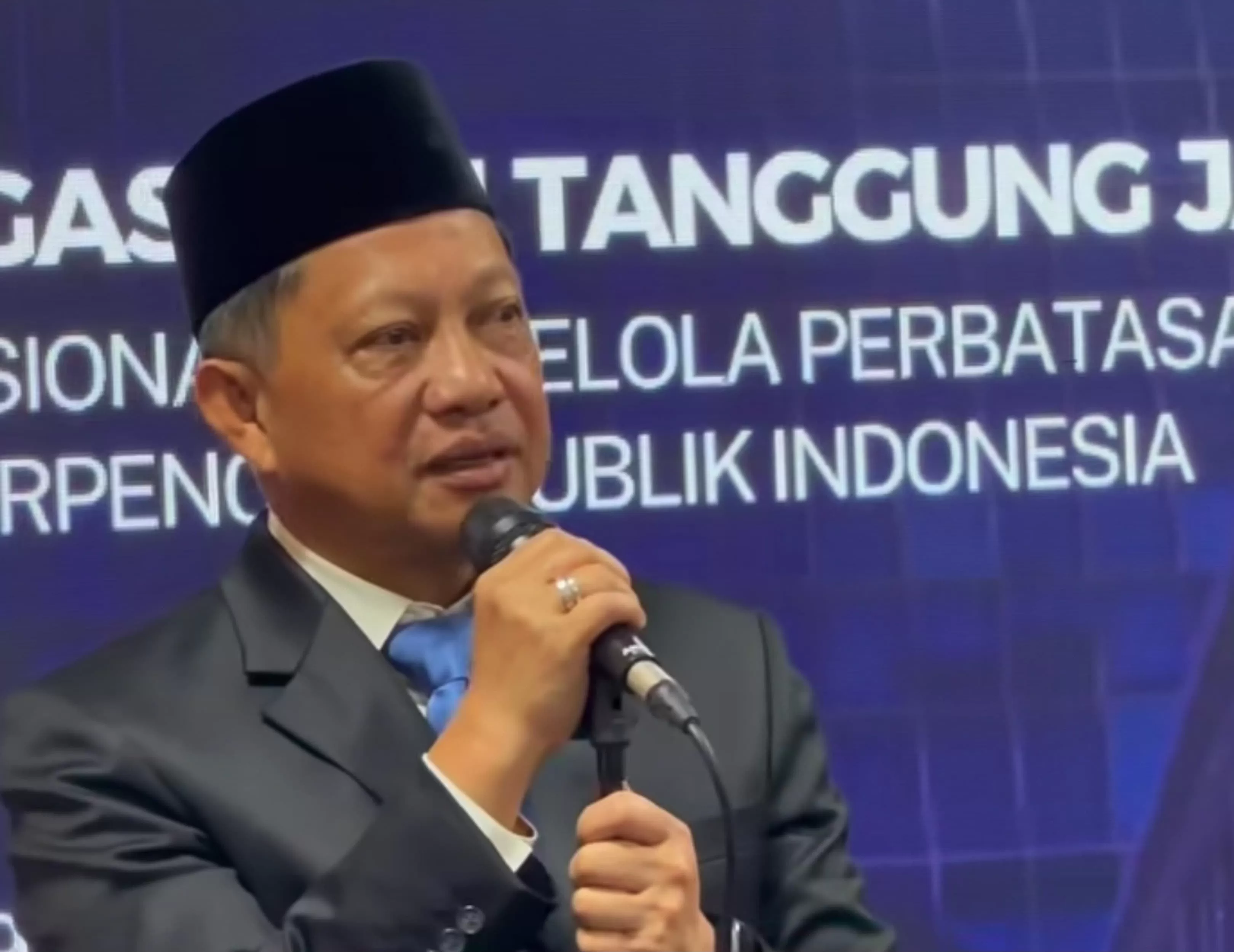 Mendagri Muhammad Tito Karnavian menegaskan pemerintah terus melakukan pengendalian karhutla dan siap menindak tegas perusahaan (Ig/@mendagri.official)