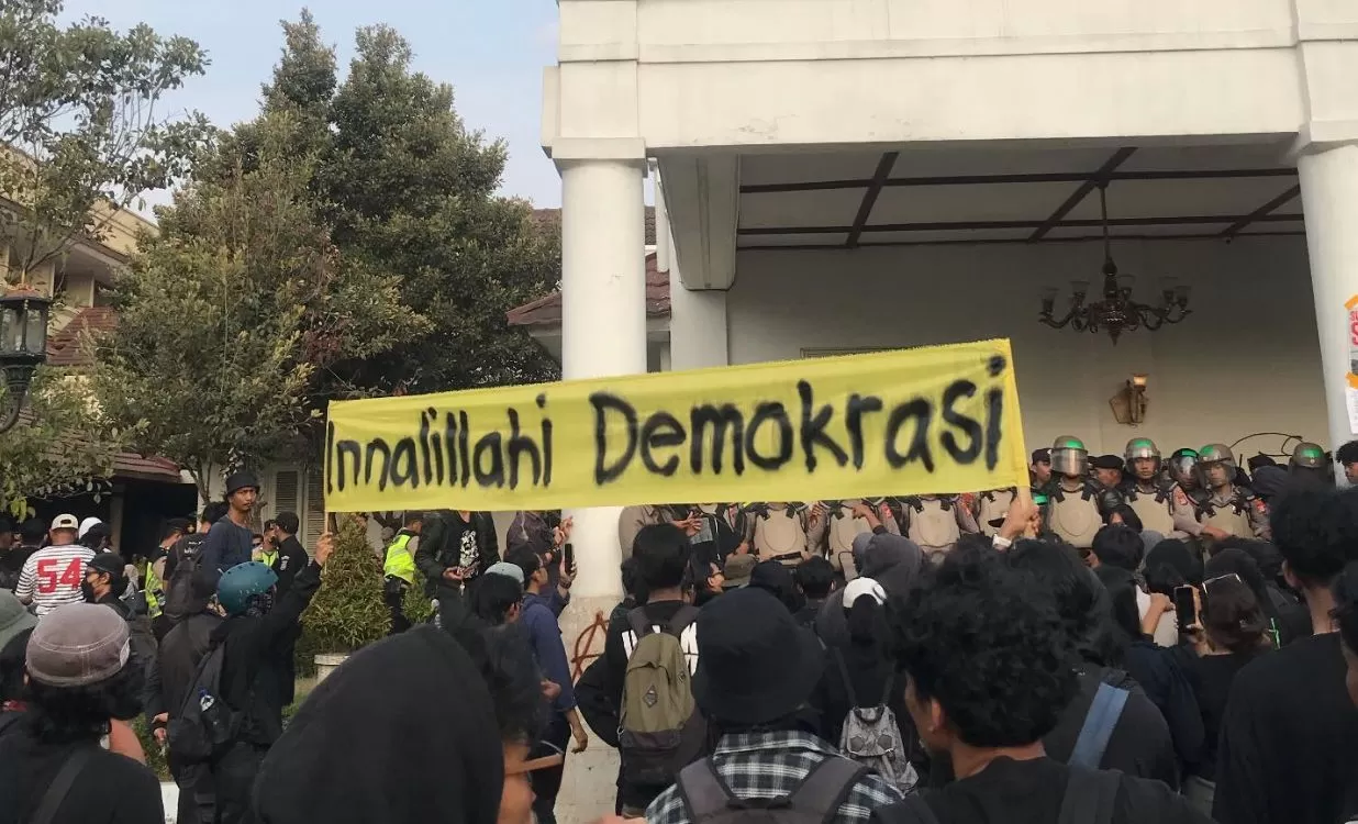 Massa mengikuti demo 2 tahun Prabowo-di Gedung DPRD Yogyakarta pada Selasa sore, 20 Oktober 2026, untuk menyuarakan evaluasi pemerintahan. (Sumber: Threads/@inaya.ptrs)