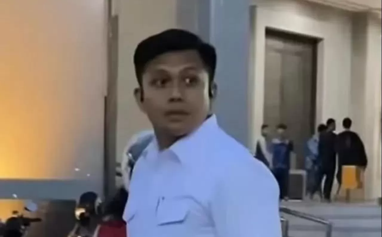 Momen ajudan Gubernur Kaltim Rudy Mas&rsquo;ud, Asky Rizal Toding, bersikap arogan pada mahasiswa GMNI. (Threads/satriyo.arkatama)