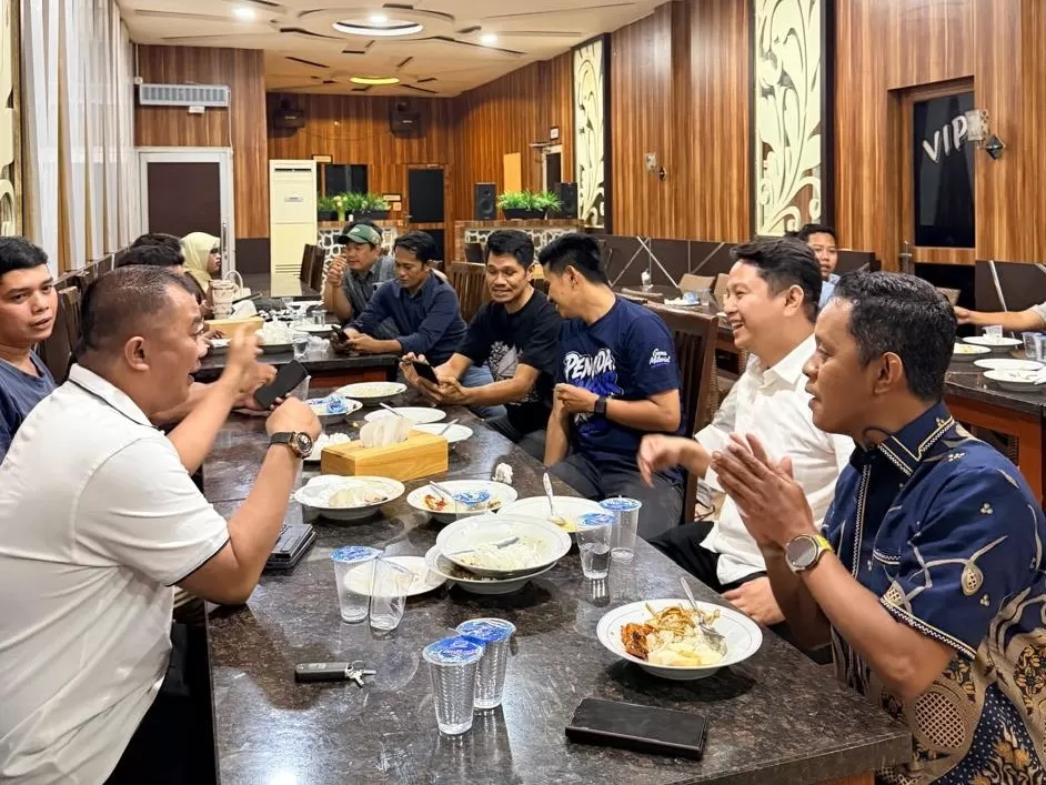 Suasana seusai rapat internal kepanitiaan Musda DPD II KNPI BUlukumba di Rumah Makan Agri, Bulukumba, Rabu malam (22/10/2026)