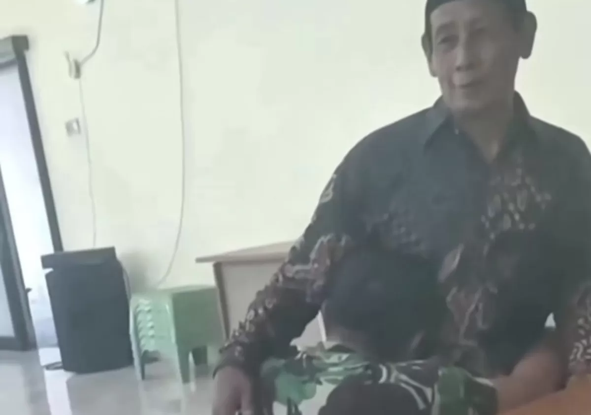 Oknum TNI yang diduga lakukan pemukulan pada Kepala MI ditarik dari jabatannya. (Instagram/infolamongan)