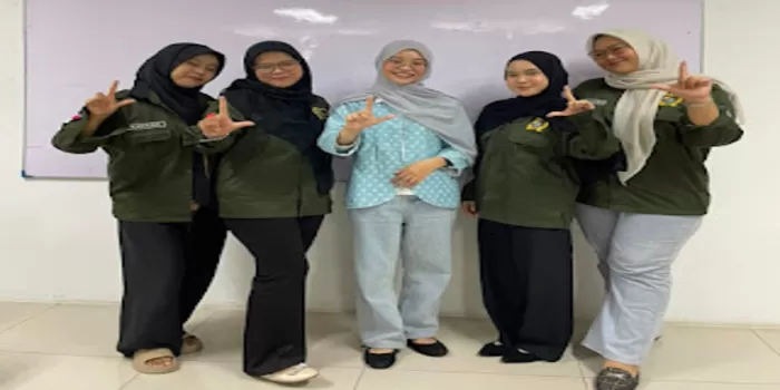 Feby Aulia Yolandi bersama tim Educeria.com. (Kyara Aisyah/Educeria.com) 