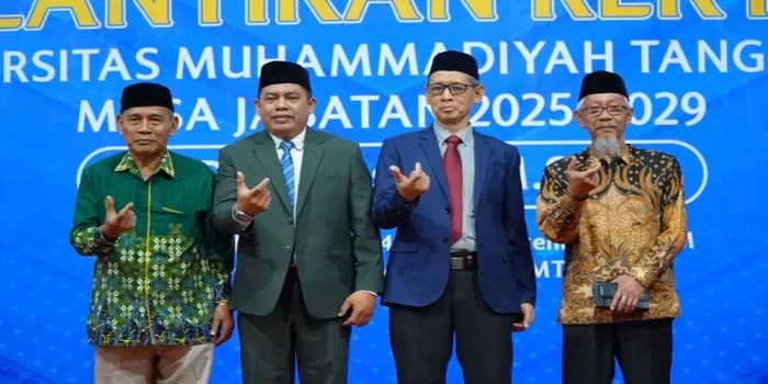 Rektor Universitas Muhammadiyah Tangerang (UMT), Warsito (kedua dari kiri) bersama jajaran dari PP Muhammadiyah. (dok. sekretariat UMT)