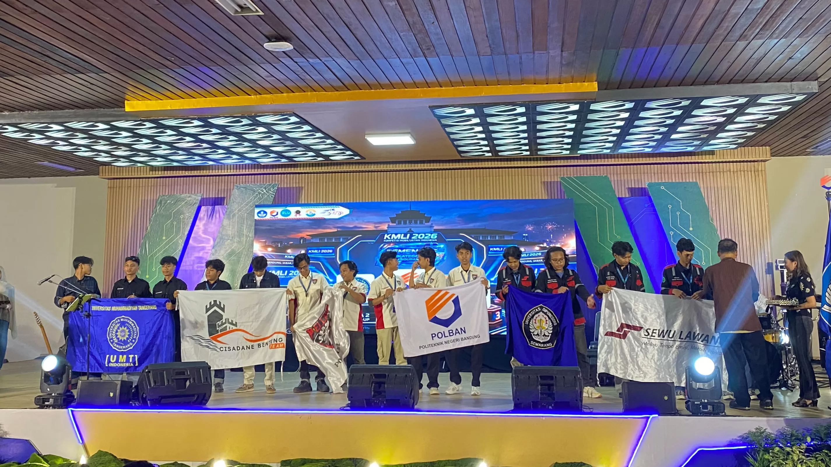 Cisadane Benteng Team UMT (sebelah kiri) saat diumumkan sebagai Juara 2 pada Kompetisi Mobil Listrik Indonesia (KMLI) XIV 2026. (dok. Pribadi)