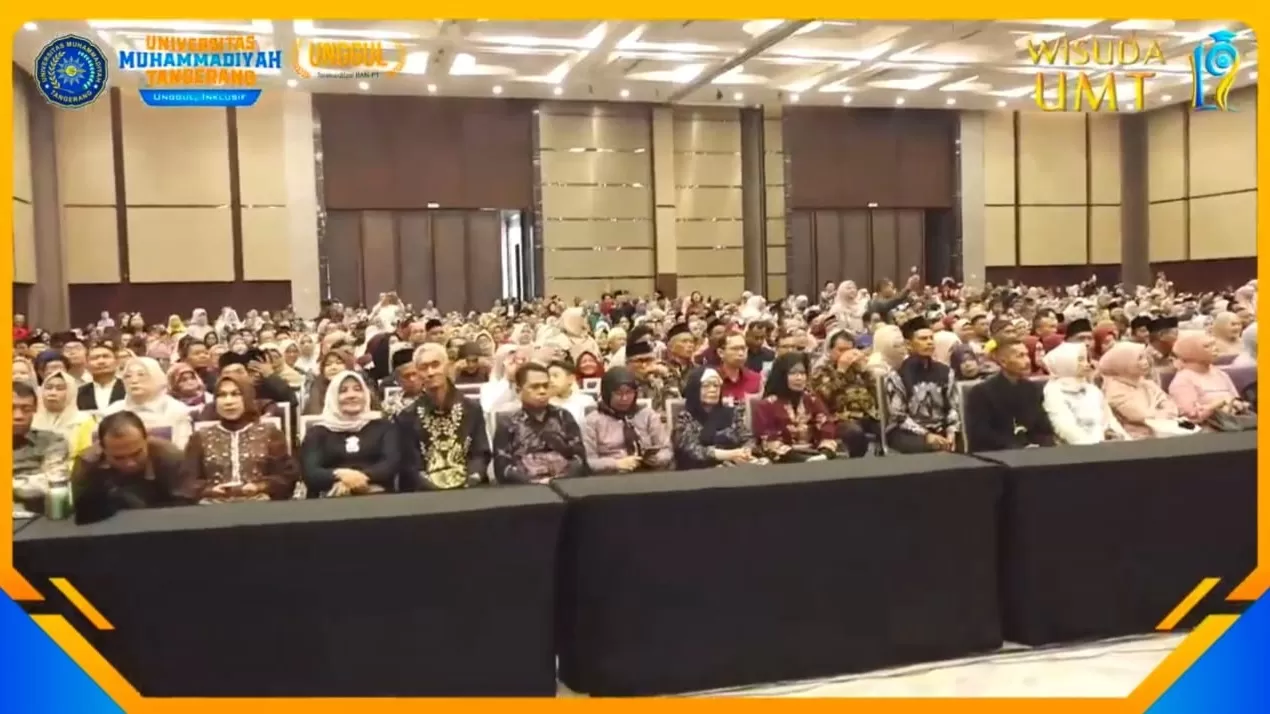 Para orang tua yang hadir dan menerima penghormatan dari para wisudaaan. (dok. Youtube UMT)