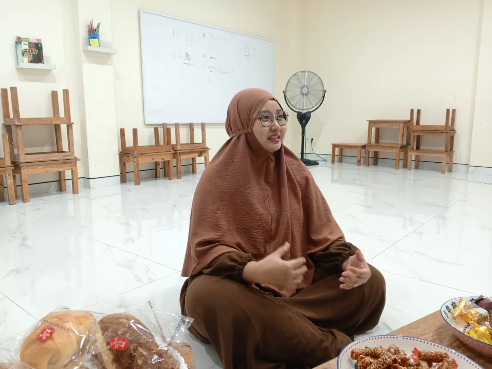 Ketua Dharma Wanita Persatuan (DWP) Ditjen PAUD Kemendikdasmen, Brotojoyo Retnowati, saat ditemui di sekolah Bimbel Ibu Bangsa (BIB) beberapa waktu lalu. (Educeria.com/Muhammad Guruh Nuary)