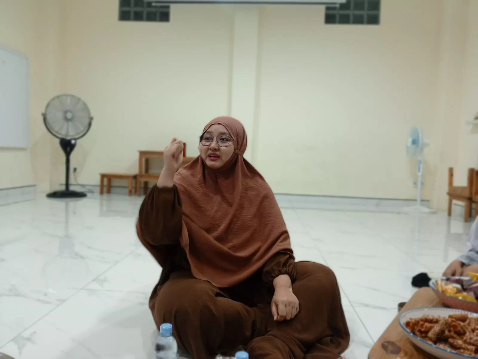 Ketua Dharma Wanita Persatuan (DWP) Ditjen PAUD Kemendikdasmen, Brotojoyo Retnowati, saat ditemui di sekolah Bimbel Ibu Bangsa (BIB) beberapa waktu lalu. (Educeria.com/Muhammad Guruh Nuary)
