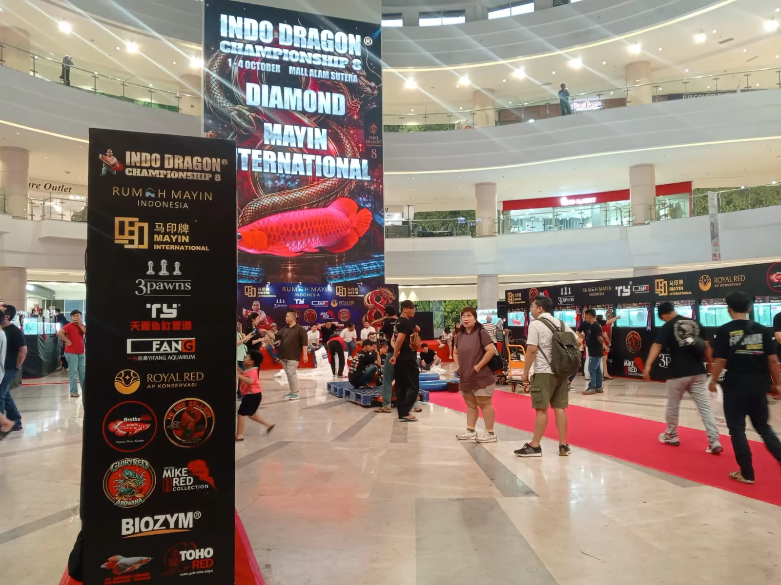 Suasana Indodragon Championship, dan dukungan para sponsor pada banner. (educeria.com/Nur Agnatul Hasanah)
