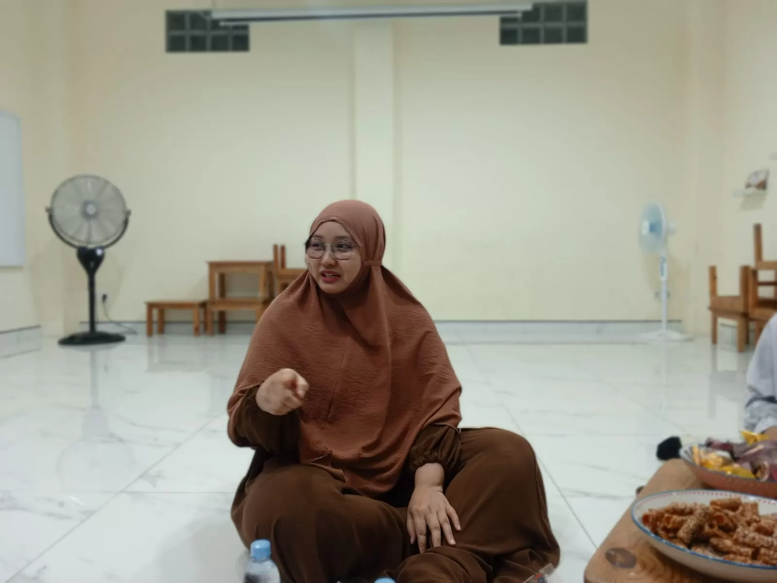 Ketua Dharma Wanita Persatuan (DWP) Ditjen PAUD Kemendikdasmen, Brotojoyo Retnowati, saat ditemui di sekolah Bimbel Ibu Bangsa (BIB) beberapa waktu lalu. (Educeria.com/Muhammad Guruh Nuary)