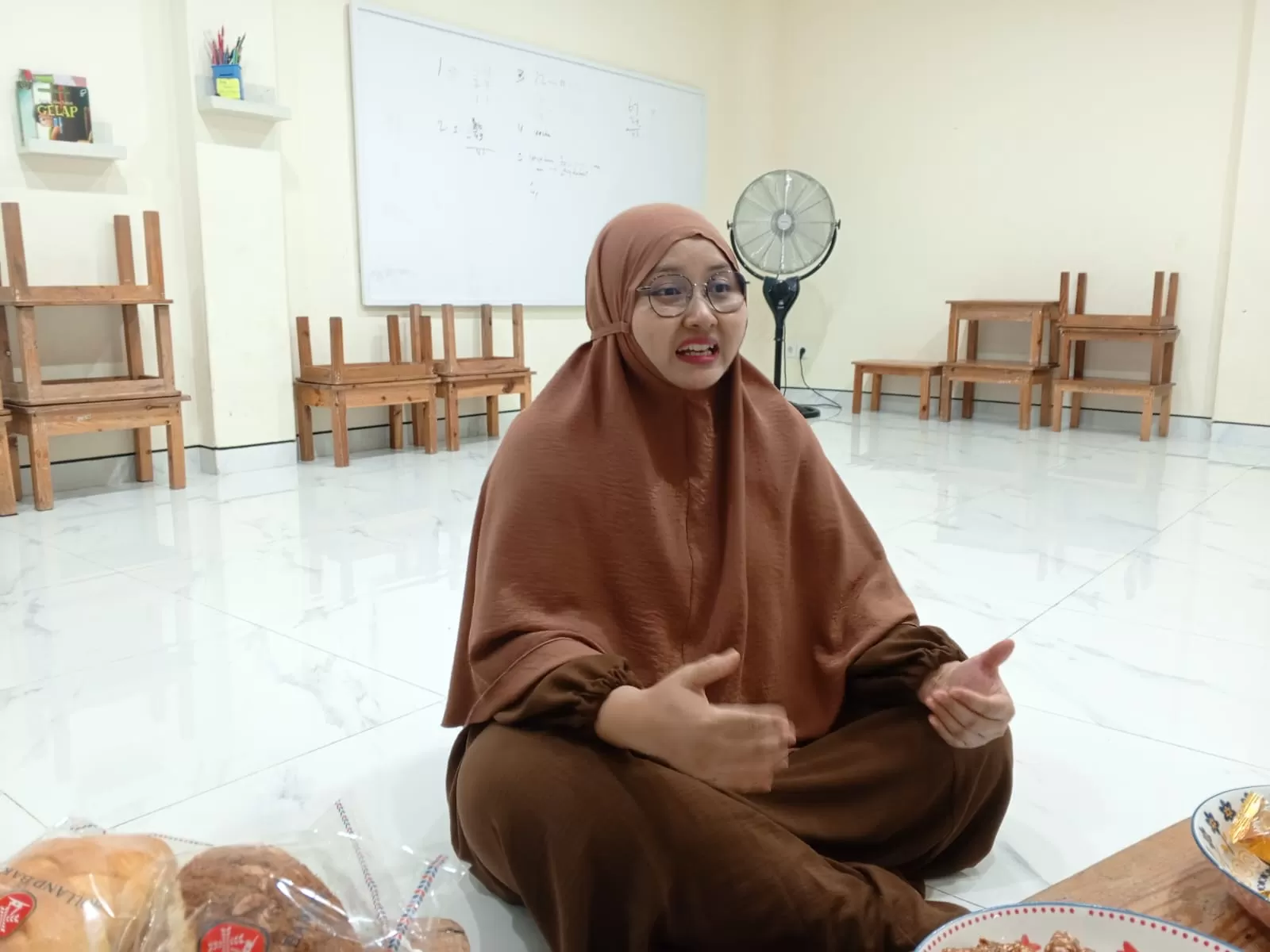 Ketua Dharma Wanita Persatuan (DWP) Ditjen PAUD Kemendikdasmen, Brotojoyo Retnowati, saat ditemui di sekolah Bimbel Ibu Bangsa (BIB) beberapa waktu lalu. (Educeria.com/Muhammad Guruh Nuary)